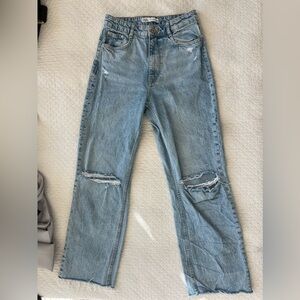 Zara medium wash jeans. Ripped knee,
HIGH WAIST - WIDE LEG - FULL LENGTH